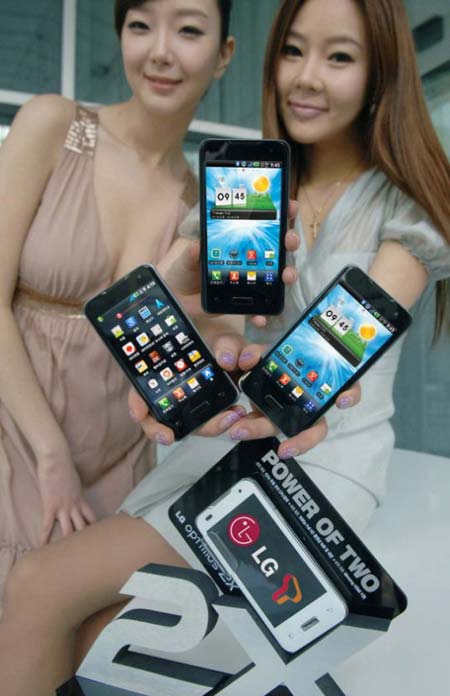 Две кореянки рекламируют двухъядерный смартфон LG Optimus 2X, та что слева - страшна !