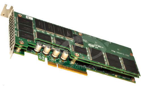 На фото изображён накопитель Intel 910-й серии
