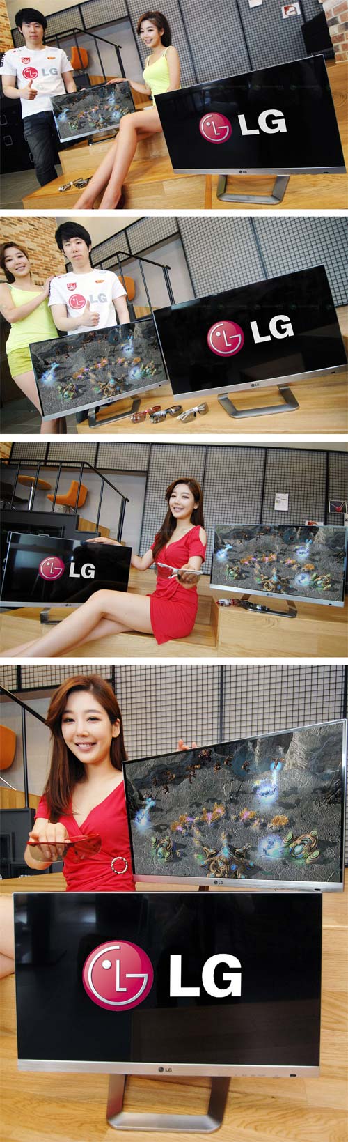 Две девахи и корейский паренёк показывают монитор LG DM2792D