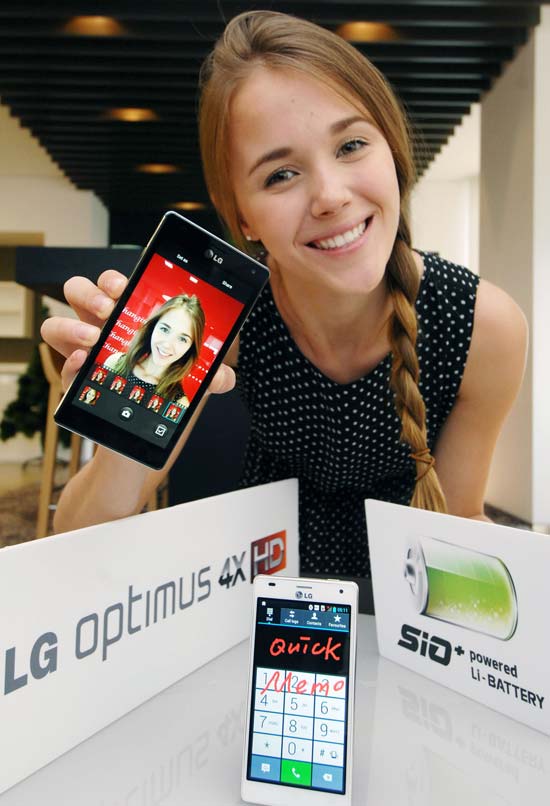 Некая деваха рекламирует смартфон LG Optimus 4X HD