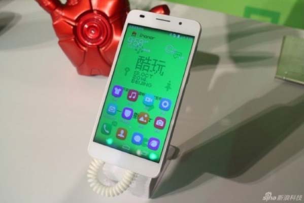 На фото показан аппарат Honor 6 Extreme Edition от Huawei