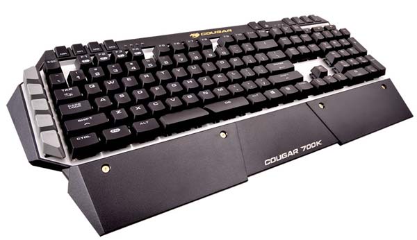 На фото можно увидеть клавиатуру Cougar 700K