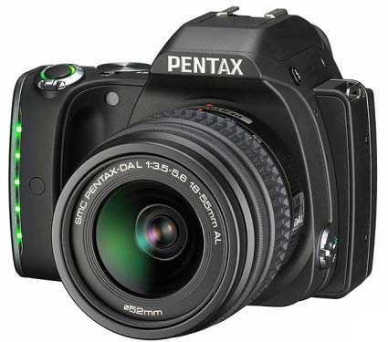 На фото показан фотоаппарат Ricoh PENTAX K-S1