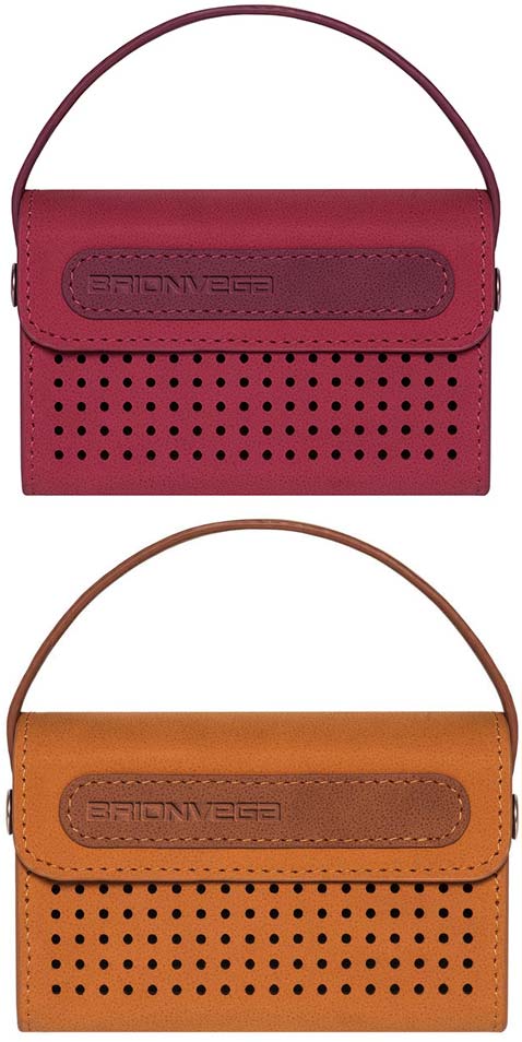 На фото портативная беспроводная колонка BRIONVEGA WearIT TS 217