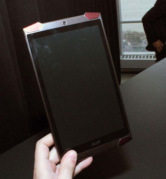 На фото показан планшет Acer GT-810 (Predator)