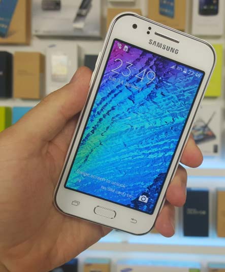 На фото устройство Galaxy J1 (не Pop)