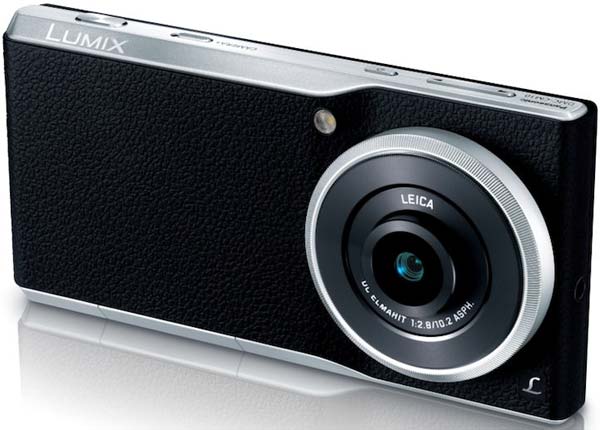 На фото смартфон-фотокамера Panasonic Lumix DMC-CM10