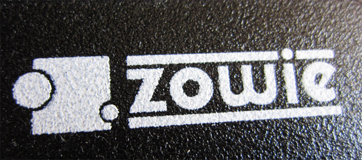 Логотип Zowie Gear с коврика для мышки, макросъёмка